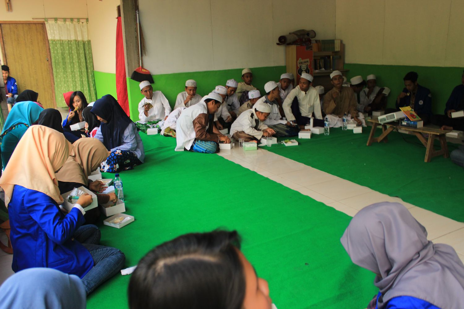 Makan bersama dengan anak-anak Panti Asuhan Tarbiyyatul Khasanah